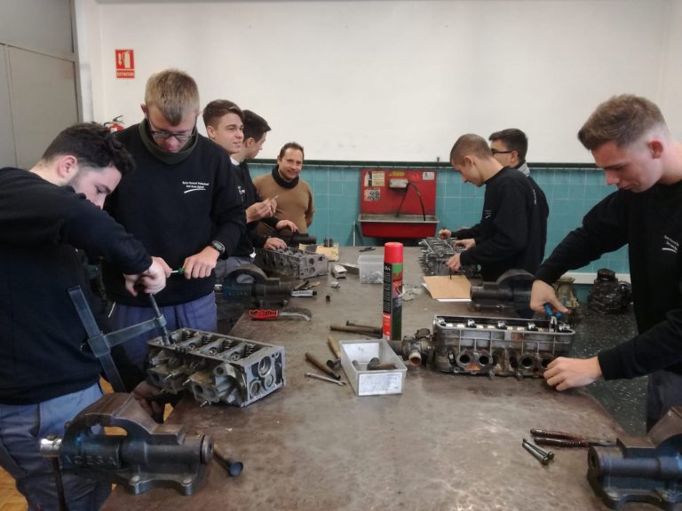 En los talleres de Electromecánica de Vehículos